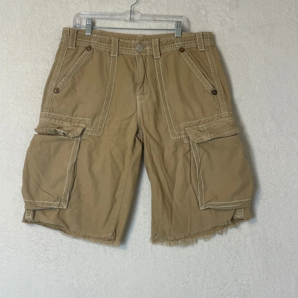 True Religion Mens Tan Cargo Shorts Big T Stitch Raw Hem Size 33 MEG841EH